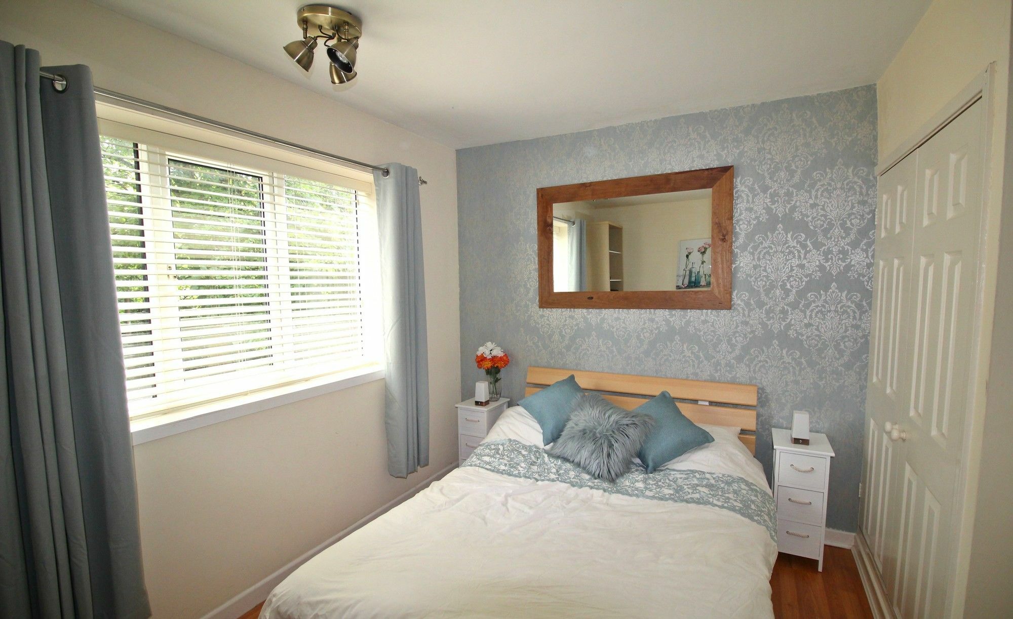 Doncaster - Boswell - Large Balcony Apartment - 2 Double Beds - 2 Bedrooms - Close To Town & Racecourse - Off Street Parking 2 Cars - Fast Wifi المظهر الخارجي الصورة